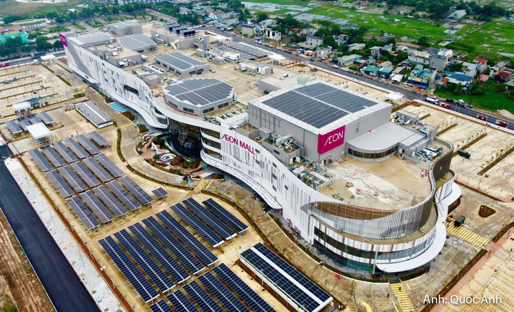 Sáng 15/10, Trung tâm thương mại AEON MALL Thanh Hóa (tại phường Quảng Phú, tỉnh Thanh Hóa) chính thức mở cửa đi vào hoạt động. Dự kiến khai trương vào ngày 18/10, thu hút đông đảo người dân đến tham quan, mua sắm và trải nghiệm các dịch vụ. Không khí nhộn nhịp tại trung tâm bán lẻ hiện đại này không chỉ cho thấy sức hút của mô hình thương mại mới mà còn mở ra kỳ vọng thúc đẩy tiêu dùng, phát triển thị trường bán lẻ và tạo thêm động lực cho kinh tế địa phương.