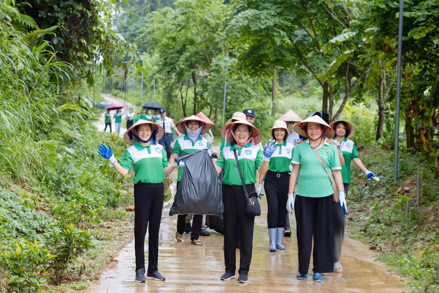 Nhân dân tích cực tham gia các hoạt động bảo vệ môi trường tại bản Phiêng Lơi.