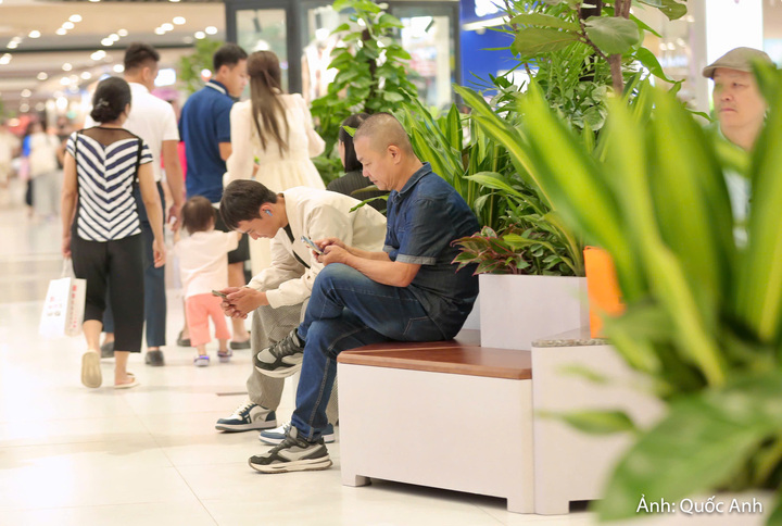 Đối với Thanh Hóa, sự hiện diện của AEON MALL góp phần bổ sung một điểm đến thương mại, dịch vụ hiện đại, từng bước làm phong phú hệ thống phân phối trên địa bàn. Đây cũng là cơ hội để thị trường bán lẻ địa phương tăng tính cạnh tranh, thúc đẩy các đơn vị kinh doanh chú trọng hơn đến chất lượng hàng hóa, nguồn gốc xuất xứ, giá cả và trải nghiệm khách hàng.