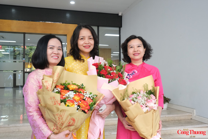 Các nữ lãnh đạo đơn vị trực thuộc Bộ Công Thương rạng rỡ trong bộ áo dài truyền thống.