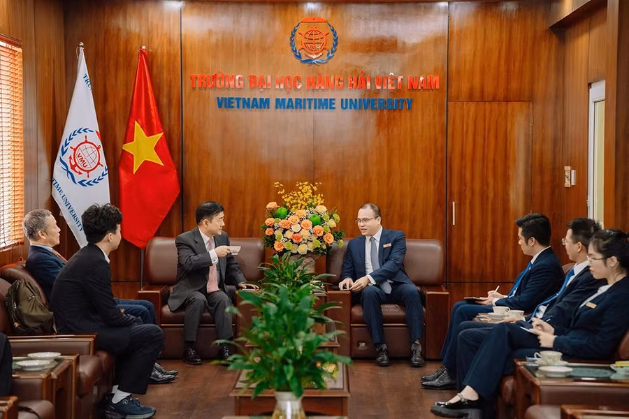 PGS.TS. Nguyễn Minh Đức - Phó Hiệu trưởng VMU tiếp và làm việc với GS. Paul Tae-Woo Lee và ông Sooyeob Kim trước thềm Hội nghị IWT 2026. 1anh-2-8.jpg