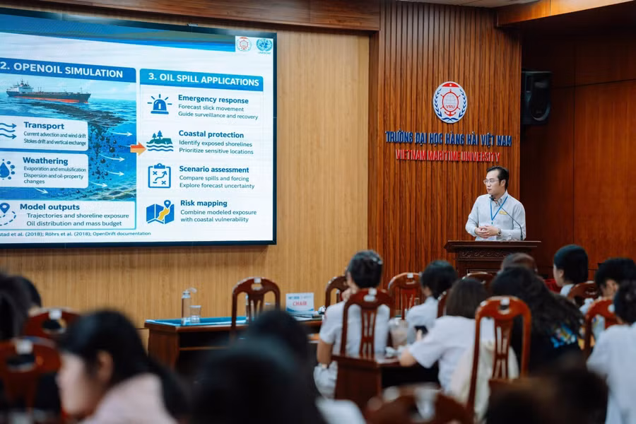 Các chuyên gia, nhà khoa học quốc tế trình bày báo cáo tại phiên toàn thể của Hội nghị IWT 2026. 14.jpg