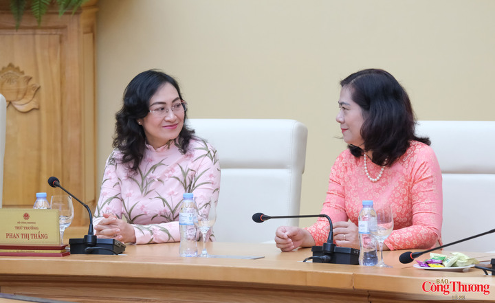 Thứ trưởng Phan Thị Thắng và Quyền Trưởng Ban Tuyên giáo và Dân vận Đảng ủy Bộ Công Thương Nguyễn Minh Huệ dự chương trình gặp mặt.