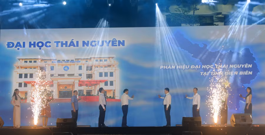Các đại biểu và sinh viên thực hiện nghi thức Chào tân sinh viên.