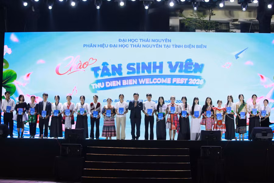 Tại chương trình 20 tân sinh viên được Đại học Thái Nguyên trao tặng học bổng. dhtn-9.jpg