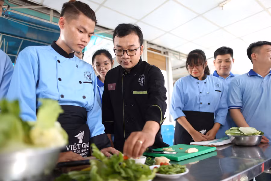 Học viên Trường Trung cấp Việt Giao, TPHCM thực hành kỹ năng chế biến món ăn. Ảnh: NTCC. viet-giao-3.jpg