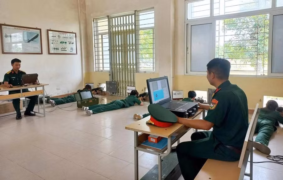 Học viên Trung tâm GDQPAN, Trường Đại học Hồng Đức trong giờ học với máy bắn tập MBT-03 đồng bộ máy tính.