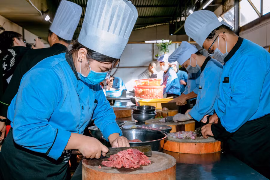 Học viên Trường Trung cấp Việt Giao thực hành kỹ thuật chế biến món ăn. Ảnh: NTCC.