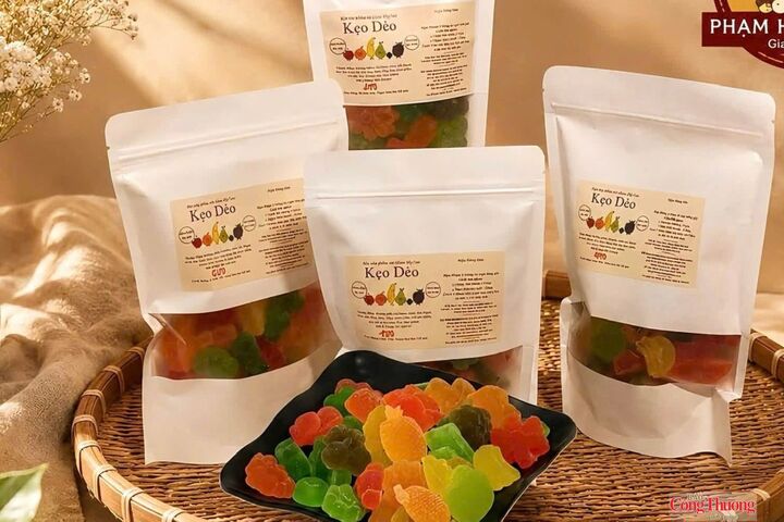 Cơ sở mứt bánh kẹo Phạm Huỳnh Gia - Gian Bếp Củi phát triển đa dạng sản phẩm mứt, trái cây sấy từ nguyên liệu địa phương, đáp ứng nhu cầu thị trường.