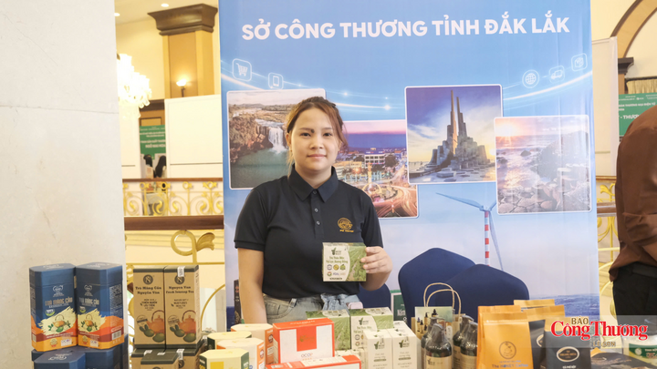 Các gian hàng trưng bày sản phẩm đặc trưng tại chương trình.