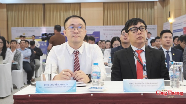 Ông Nguyễn An Sơn, Thư ký Chương trình phát triển thương mại điện tử quốc gia (trái) và ông Nguyễn Tấn Phong, Phó Chủ tịch Hiệp hội Thương mại điện tử Việt Nam.