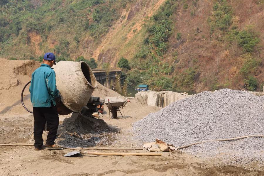 Người dân góp công làm đường nông thôn mới cùng chính quyền địa phương.