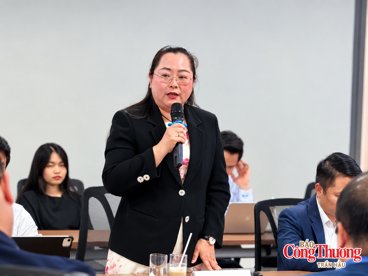 Bà Trần Thị Hồng Minh, Phó Tổng Giám đốc Tập đoàn Becamex, chia sẻ về vai trò của hạ tầng công nghiệp, nguồn nhân lực và đổi mới sáng tạo trong phát triển hệ sinh thái bán dẫn Việt Nam tại buổi thông tin báo chí SEMIEXPO Việt Nam 2026.