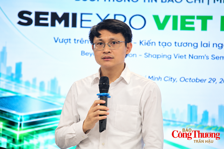 Ông Võ Xuân Hoài, Phó Giám đốc Trung tâm Đổi mới sáng tạo Quốc gia (NIC), Bộ Tài chính, phát biểu về cơ hội tham gia chuỗi cung ứng bán dẫn toàn cầu của doanh nghiệp Việt Nam tại buổi thông tin báo chí SEMIEXPO Việt Nam 2026.